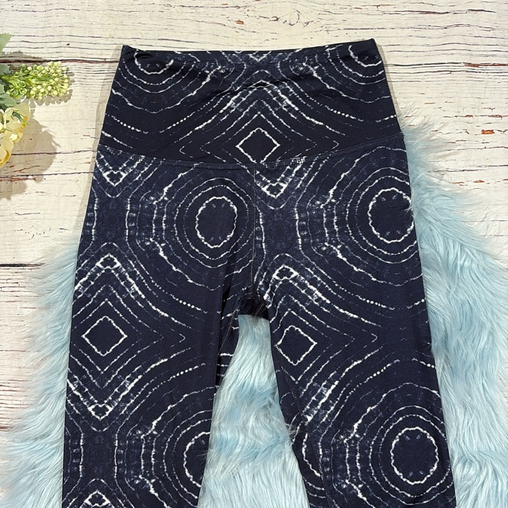 Beyond Yoga Blue and White Geometric Leggings - Picture 5 of 8